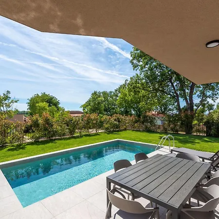 Mit Eigenem Garten Und Terrasse By Interhome