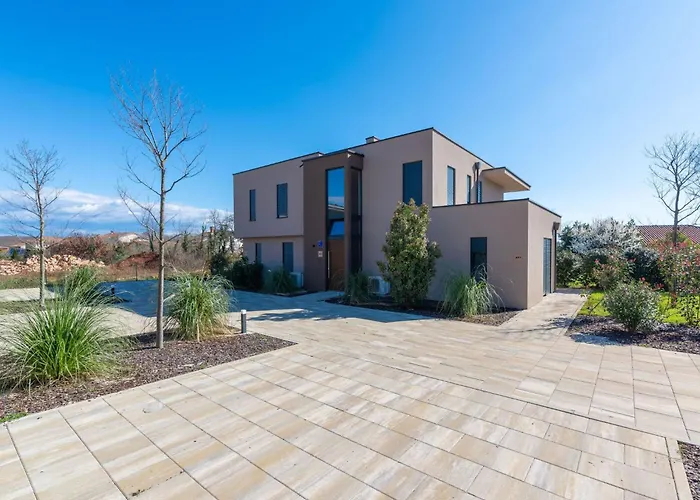Mit Eigenem Garten Und Terrasse By Interhome * Karigador