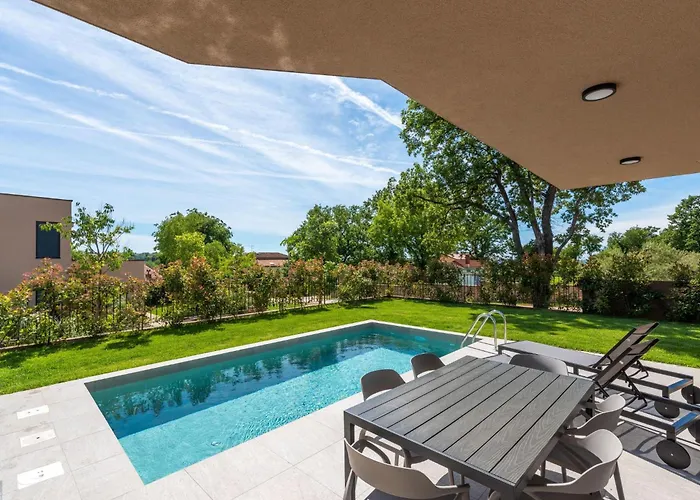 Mit Eigenem Garten Und Terrasse By Interhome